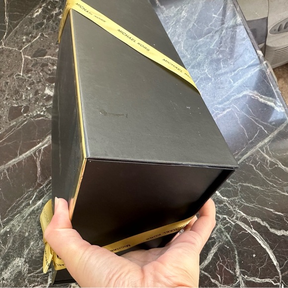 Michael Kors gift box - Picture 9 of 9